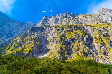 Koenigssee yakınlarındaki Alpler dağlarının vadisi, Konigsee, Berchtesgaden Ulusal Parkı, Bavyera, Almanya.