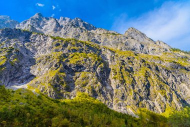 Koenigssee yakınlarındaki Alpler dağlarının vadisi, Konigsee, Berchtesgaden Ulusal Parkı, Bavyera, Almanya.