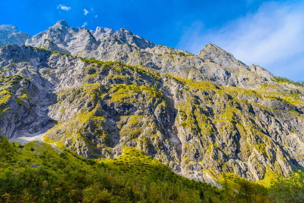 Koenigssee yakınlarındaki Alpler dağlarının vadisi, Konigsee, Berchtesgaden Ulusal Parkı, Bavyera, Almanya.