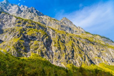 Koenigssee yakınlarındaki Alpler dağlarının vadisi, Konigsee, Berchtesgaden Ulusal Parkı, Bavyera, Almanya.