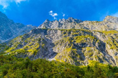 Koenigssee yakınlarındaki Alpler dağlarının vadisi, Konigsee, Berchtesgaden Ulusal Parkı, Bavyera, Almanya.