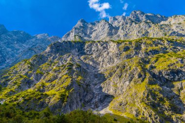 Koenigssee yakınlarındaki Alpler dağlarının vadisi, Konigsee, Berchtesgaden Ulusal Parkı, Bavyera, Almanya.