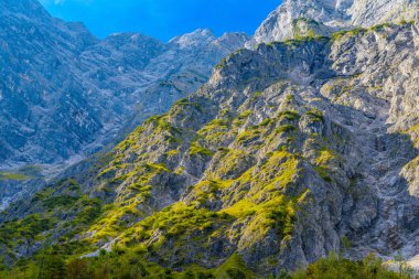 Koenigssee yakınlarındaki Alpler dağlarının vadisi, Konigsee, Berchtesgaden Ulusal Parkı, Bavyera, Almanya.