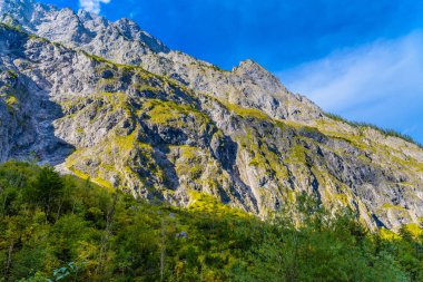 Koenigssee yakınlarındaki Alpler dağlarının vadisi, Konigsee, Berchtesgaden Ulusal Parkı, Bavyera, Almanya.