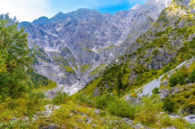Koenigssee yakınlarındaki dağlar vadisi, Konigsee, Berchtesgaden Ulusal Parkı, Bavyera, Almanya