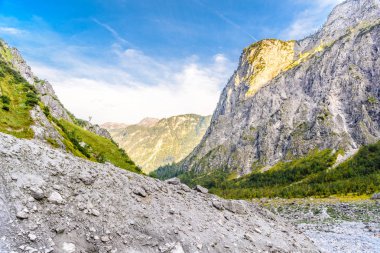 Koenigssee yakınlarındaki dağlar vadisi, Konigsee, Berchtesgaden Ulusal Parkı, Bavyera, Almanya.