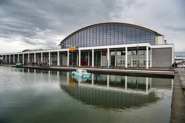 Friedrichshafen-květen 2019: Azure Amphicar 770 1961 Cabrio v Motorském světě klasika Bodensee (11. května 2019, Friedrichshafen, Německo) — Stock fotografie