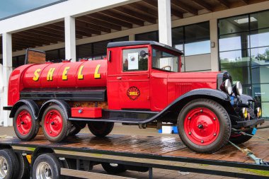Friedrichshafen - Mayıs 2019: kırmızı Ford Model Aa Shell petrol kamyonu 1927 Mayıs'ta Motorworld Classics Bodensee'de 11 Mayıs 2019'da Friedrichshafen, Almanya