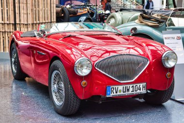 Friedrichshafen - Mayıs 2019: kırmızı Austin-Healey 100 Bn1 cabrio roadster 1955 Motorworld Classics Bodensee Mayıs'ta 11, 2019 Friedrichshafen, Almanya