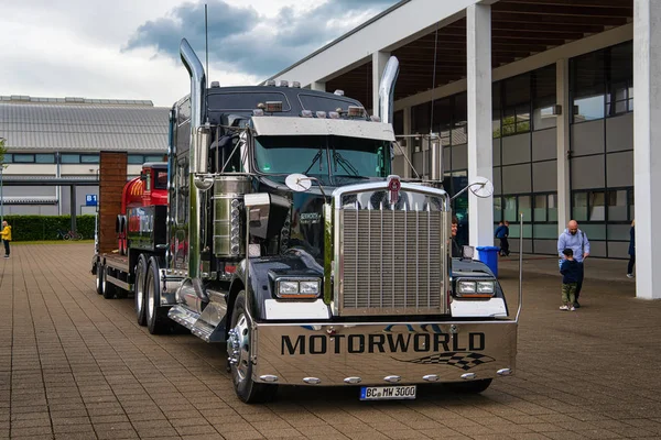 Friedrichshafen-mei 2019: zwarte Kenworth W900 1961 conventionele cabine truck bij Motorworld Classics Bodensee op 11 mei 2019 in Friedrichshafen, Duitsland Rechtenvrije Stockafbeeldingen