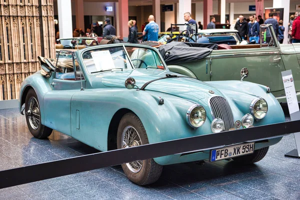 FRIEDRICHSHAFEN - MAYO 2019: aquamarine JAGUAR XK 120 1952 carbio roadster at Motorworld Classics Bodensee on mayo 11, 2019 in Friedrichshafen, Germany — Foto de Stock