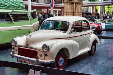 Friedrichshafen - Mayıs 2019: bej Morris Minor Serie Ii 1953 Motorworld Classics Bodensee Mayıs'ta 11, 2019 Friedrichshafen, Almanya