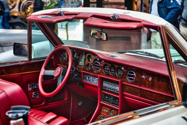 Friedrichshafen-maj 2019: czerwone wnętrze w białym Rolls-Royce Corniche 1986 Cabrio na Motorworld Classics Bodensee w maju 11, 2019 w Friedrichshafen, Niemcy — Zdjęcie stockowe