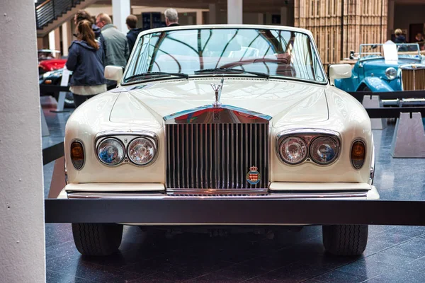 Friedrichshafen-maj 2019: biały Rolls-Royce Corniche 1986 Cabrio na Motorworld Classics Bodensee w maju 11, 2019 w Friedrichshafen, Niemcy — Zdjęcie stockowe