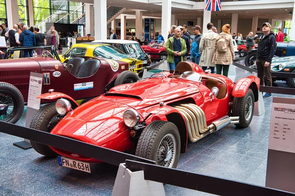 FRIEDRICHSHAFEN - MAIO 2019: red JAGUAR RONART W152 1973 racing cabrio roadster at Motorworld Classics Bodensee on May 11, 2019 in Friedrichshafen, Alemanha — Fotografia de Stock