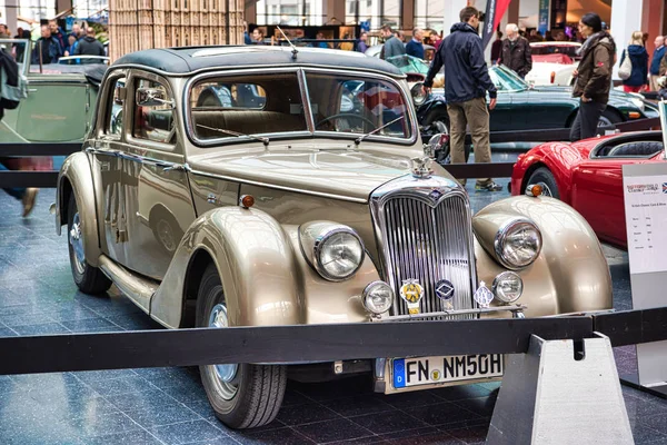 Friedrichshafen-mei 2019: beige Riley RMA 1950 Coupe bij Motorworld Classics Bodensee op 11 mei 2019 in Friedrichshafen, Duitsland — Stockfoto