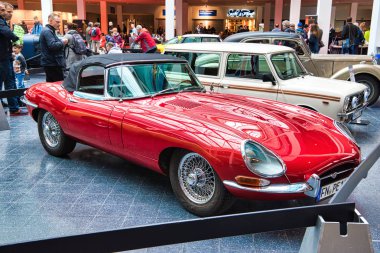 Friedrichshafen - Mayıs 2019: Kırmızı Jaguar E-Type V12 1974 cabrio roadster At Motorworld Classics Bodensee Mayıs'ta 11, 2019 Friedrichshafen, Almanya