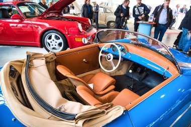 Friedrichshafen - Mayıs 2019: Mavi Porsche turuncu iç 356 1948 cabrio Motorworld Classics Bodensee Mayıs'ta 11, 2019 Friedrichshafen, Almanya