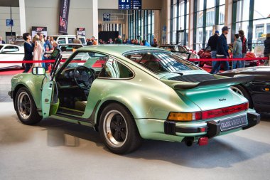 Friedrichshafen - Mayıs 2019: Beyaz açık yeşil Porsche 911 930 Turbo 1977 coupe Motorworld Classics Bodensee Mayıs'ta 11, 2019 Friedrichshafen, Almanya