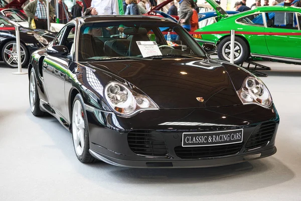 Friedrichshafen - Mayıs 2019: siyah Porsche 911 996 Turbo coupe 2002 Motorworld Classics Bodensee Mayıs'ta 11, 2019 Friedrichshafen, Almanya — Stok fotoğraf