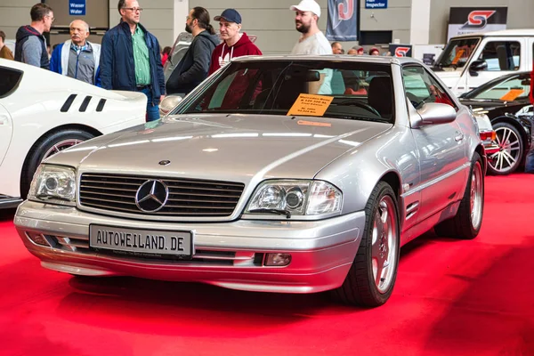 FRIEDRICHSHAFEN - MAYO 2019: silver MERCEDES-BENZ R 129 320 SL final edition 2000 coupé at Motorworld Classics Bodensee on mayo 11, 2019 in Friedrichshafen, Germany — Foto de Stock