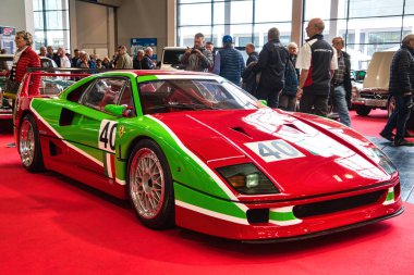 Friedrichshafen - Mayıs 2019: kırmızı yeşil Ferrari F40 1989 Motorworld Classics Bodensee Mayıs'ta 11, 2019 Friedrichshafen, Almanya