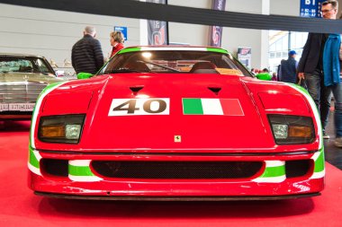 Friedrichshafen - Mayıs 2019: kırmızı yeşil Ferrari F40 1989 Motorworld Classics Bodensee Mayıs'ta 11, 2019 Friedrichshafen, Almanya