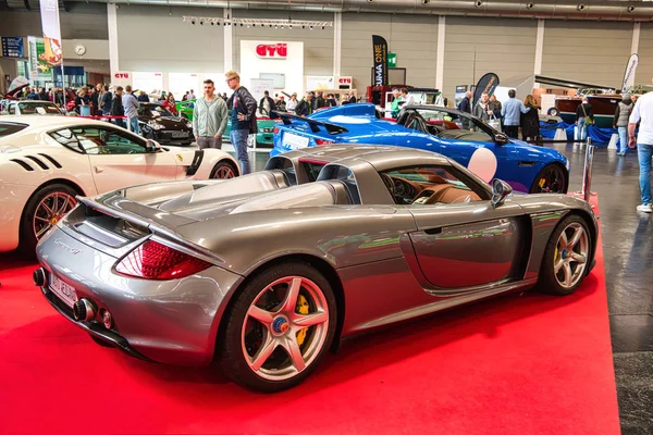 FRIEDRICHSHAFEN - MAYO 2019: PORSCHE CARRERA GT 2002 plata en Motorworld Classics Bodensee el 11 de mayo de 2019 en Friedrichshafen, Alemania — Foto de Stock