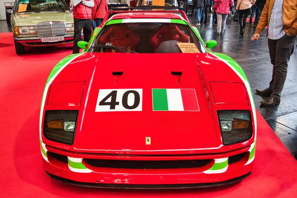 Friedrichshafen-maj 2019: czerwony zielony Ferrari F40 1989 na Motorworld Classics Bodensee w maju 11, 2019 w Friedrichshafen, Niemcy — Zdjęcie stockowe