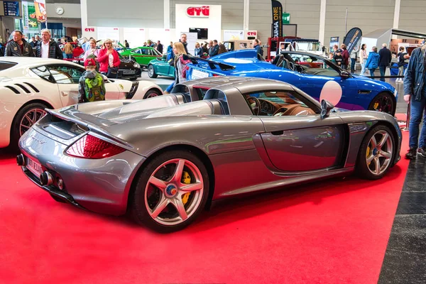 FRIEDRICHSHAFEN - MAYO 2019: PORSCHE CARRERA GT 2002 plata en Motorworld Classics Bodensee el 11 de mayo de 2019 en Friedrichshafen, Alemania — Foto de Stock