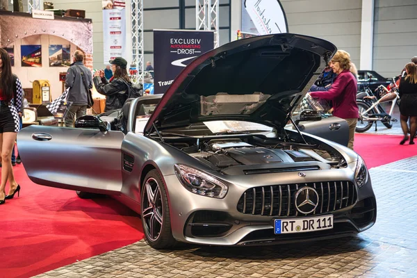 Friedrichshafen-maj 2019: węgiel srebrny Mercedes-AMG gt C190 R190 2014 Cabrio na Motorworld Classics Bodensee w maju 11, 2019 w Friedrichshafen, Niemcy — Zdjęcie stockowe