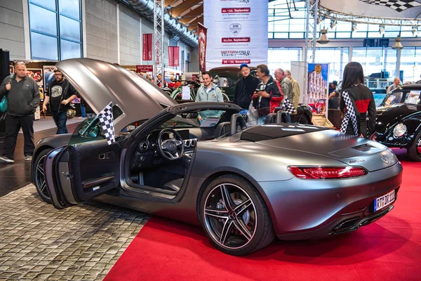 FRIEDRICHSHAFEN - MAYO 2019: carbono plateado MERCEDES-AMG GT C190 R190 2014 cabrio en Motorworld Classics Bodensee en Mayo 11, 2019 en Friedrichshafen, Alemania — Foto de Stock