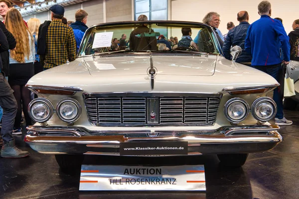 FRIEDRICHSHAFEN - MAIO 2019: CRÉDITO branco CROWN IMPERIAL 1963 cabrio no Motorworld Classics Bodensee em 11 de maio de 2019 em Friedrichshafen, Alemanha — Fotografia de Stock