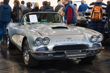 Friedrichshafen - Mayıs 2019: Gümüş Chevrolet Corvette C1 1961 cabrio Motorworld Classics Bodensee Mayıs'ta 11, 2019 Friedrichshafen, Almanya