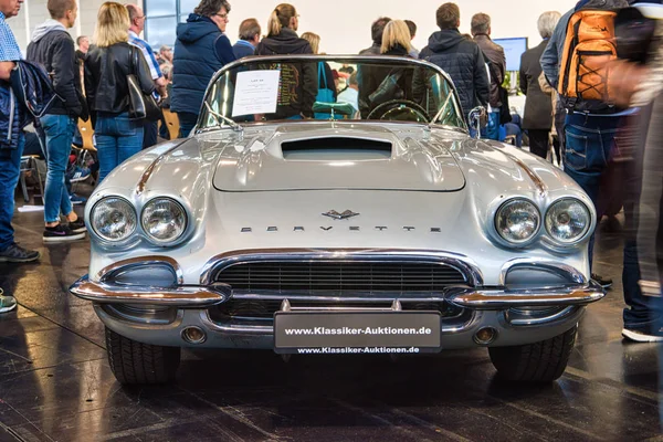 FRIEDRICHSHAFEN - MAYO 2019: Silver CHEVROLET CORVETTE C1 1961 cabrio at Motorworld Classics Bodensee on mayo 11, 2019 in Friedrichshafen, Germany — Foto de Stock