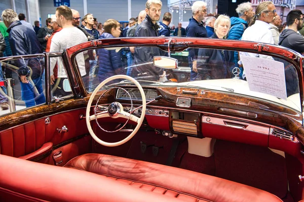 Аеропорт Фрідріхсхафен-May 2019: червоний інтер'єр Mercedes-Benz 220 S Ponton W187 1957 Cabrio на Мотосвіт класика Бодензе по 11 травня 2019 в аеропорт Фрідріхсхафен, Німеччина — стокове фото