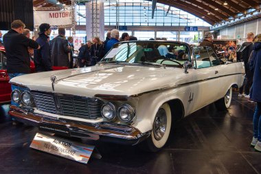 Friedrichshafen - Mayıs 2019: Beyaz Chrysler Imperial Crown 1963 cabrio Motorworld Classics Bodensee Mayıs'ta 11, 2019 Friedrichshafen, Almanya
