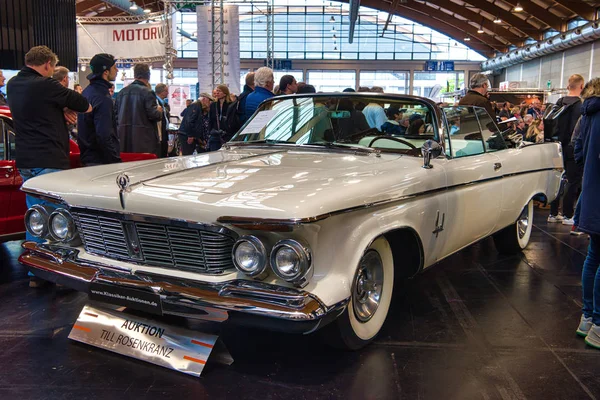 Friedrichshafen - mai 2019: weißes chrysler imperial crown 1963 cabrio bei motorworld classics bodensee am 11. mai 2019 in friedrichshafen — Stockfoto