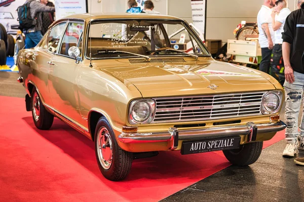 Friedrichshafen - Mayıs 2019: Kum sarısı Opel Kadett Kiemen 1969 coupe Motorworld Classics Bodensee Mayıs'ta 11, 2019 Friedrichshafen, Almanya