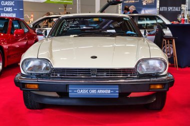 Friedrichshafen - Mayıs 2019: Beyaz Jaguar Xj-S 1986 coupe Motorworld Classics Bodensee Mayıs'ta 11, 2019 Friedrichshafen, Almanya