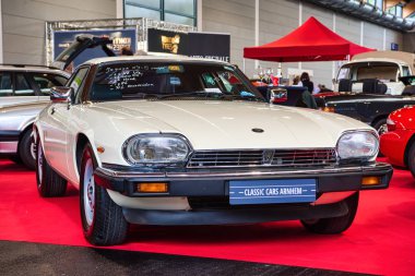 Friedrichshafen - Mayıs 2019: Beyaz Jaguar Xj-S 1986 coupe Motorworld Classics Bodensee Mayıs'ta 11, 2019 Friedrichshafen, Almanya