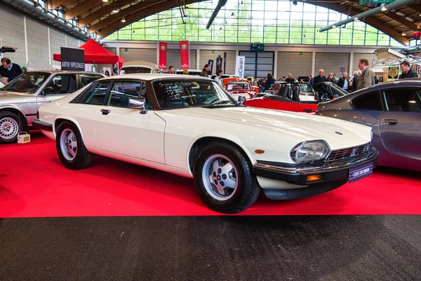 FRIEDRICHSHAFEN - MAYO 2019: blanco JAGUAR XJ-S 1986 coupé en Motorworld Classics Bodensee el 11 de mayo de 2019 en Friedrichshafen, Alemania — Foto de Stock