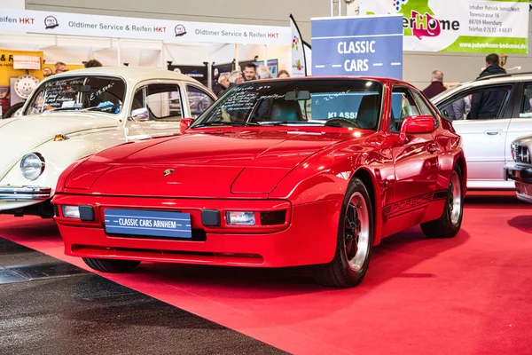 Friedrichshafen - Mayıs 2019: kırmızı Porsche 944 1986 coupe Motorworld Classics Bodensee Mayıs'ta 11, 2019 Friedrichshafen, Almanya