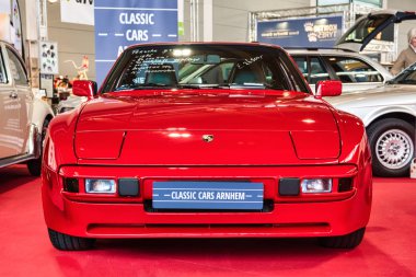 Friedrichshafen - Mayıs 2019: kırmızı Porsche 944 1986 coupe Motorworld Classics Bodensee Mayıs'ta 11, 2019 Friedrichshafen, Almanya
