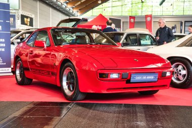 Friedrichshafen - Mayıs 2019: kırmızı Porsche 944 1986 coupe Motorworld Classics Bodensee Mayıs'ta 11, 2019 Friedrichshafen, Almanya