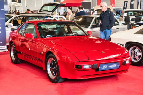 FRIEDRICHSHAFEN - MAYO 2019: PORSCHE rojo 944 1986 coupé en Motorworld Classics Bodensee el 11 de mayo de 2019 en Friedrichshafen, Alemania — Foto de Stock