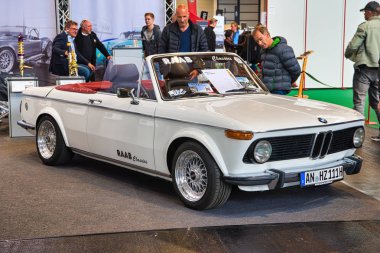 Friedrichshafen - Mayıs 2019: beyaz Bmw 02 1600 1967 cabrio Motorworld Classics Bodensee Mayıs'ta 11, 2019 Friedrichshafen, Almanya
