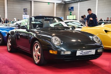 Friedrichshafen - Mayıs 2019: siyah Porsche 911 993 Carrera 1994 cabrio Motorworld Classics Bodensee Mayıs'ta 11, 2019 Friedrichshafen, Almanya