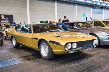 Friedrichshafen - Mayıs 2019: kum altın Lamborghini Espada 400 Gt 1972 coupe Motorworld Classics Bodensee Mayıs'ta 11, 2019 Friedrichshafen, Almanya
