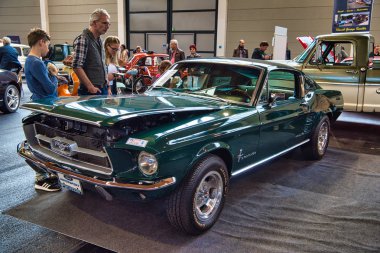 Friedrichshafen - Mayıs 2019: Koyu yeşil Ford Mustang V8 1965 coupe Motorworld Classics Bodensee Mayıs'ta 11, 2019 Friedrichshafen, Almanya